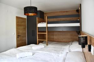 博德森特克Olimian Oasis Village Lipa 107的一间卧室配有一张带两张双层床的床铺。