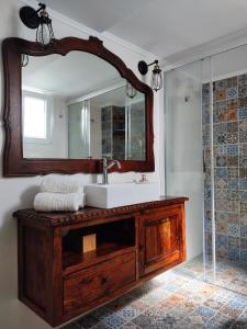 阿波罗尼亚Casa Centrale的一间带水槽和镜子的浴室