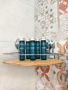阿波罗尼亚Casa Centrale 2的浴室架子上的一组蓝色罐子