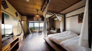 鸟羽Bali Resort SAYA no Kaze的一间卧室配有一张床和一台电视