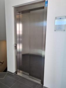 卡珀尔恩Koje No1的一座带金属门的建筑中的电梯