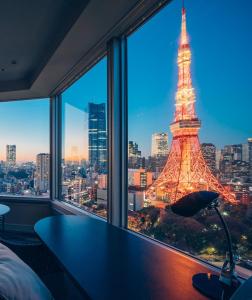 东京The Prince Park Tower Tokyo - Preferred Hotels & Resorts, LVX Collection的客房享有艾菲尔铁塔的景致。