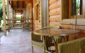 奥萨德蒙铁尔马德拉洛斯诺斯度假村的门廊上设有带2张桌子和椅子的天井。