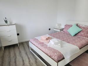 雷森迪Douro Mesio Guest House的一间卧室配有一张床和一个梳妆台