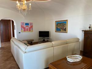 伊斯基亚Kiara Villas的客厅配有白色大沙发和桌子