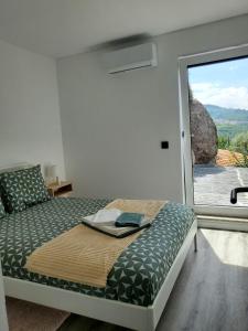 雷森迪Douro Mesio Guest House的一间卧室设有一张大床和大窗户
