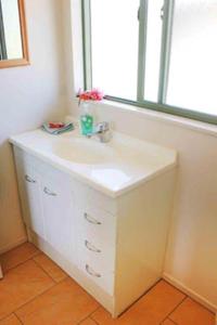 阿鲁坦加帕帕雷海滨简易别墅 - 艾图塔基的一间带白色水槽和窗户的浴室