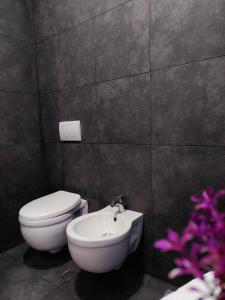 地拉那Gex apartments的一间带卫生间和水槽的浴室