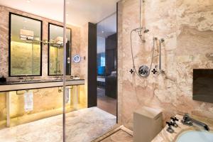 广州W Guangzhou的带淋浴和盥洗盆的浴室