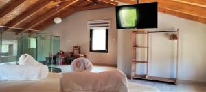 GeorgioupoliVilla ArGia with private pool的客厅配有两把椅子和墙上的电视