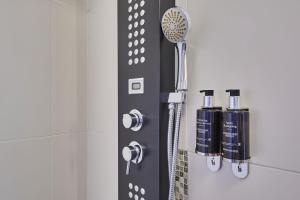 沙西约Hotel Gatsby by HappyCulture的带淋浴喷头的浴室