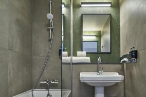 沙西约Hotel Gatsby by HappyCulture的一间带水槽和淋浴的浴室