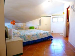 福洛尼卡La casa di Pane的卧室配有1张床,铺有瓷砖地板。