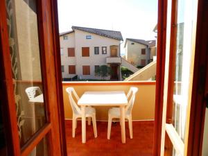 福洛尼卡La casa di Pane的阳台上配有白色的桌椅