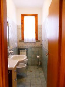 福洛尼卡La casa di Pane的一间带水槽和卫生间的浴室以及窗户。