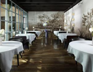 威尼斯云水之都的餐厅的一排餐桌,配有白色床单