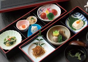 横滨新横滨格雷斯酒店的一组装满不同种类食物的碗