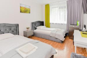 拉兹迪亚伊Guest House Simona的酒店客房配有两张床和一张书桌