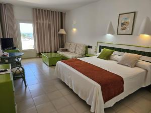 莫哈卡尔潘塔佐II酒店的酒店客房设有一张大床和一张沙发。