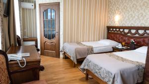 利沃夫利沃夫酒店的酒店客房配有两张床和一张书桌