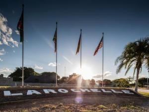 楚梅布La Rochelle Lodge Namibia Tsumeb的太阳面前的一组旗帜