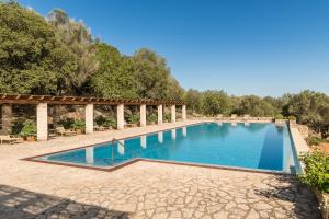 克里斯托港索马斯 - 4号乡村酒店的一座大游泳池,位于一个树木繁茂的庭院内