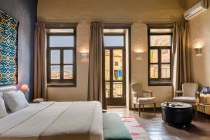干尼亚阿卡内尔精品酒店的一间卧室设有一张大床和窗户。