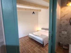 皮昂比诺Agriturismo Al posto giusto的一间小卧室,卧室内配有一张床铺