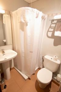 埃斯特里-德阿内乌拉科雷乌膳食公寓的白色的浴室设有卫生间和水槽。