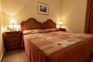 埃斯特里-德阿内乌拉科雷乌膳食公寓的一间卧室设有一张大床和两个床头柜