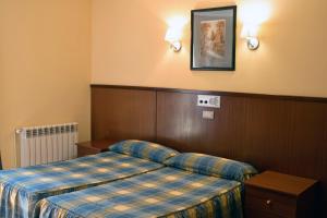 埃斯特里-德阿内乌拉科雷乌膳食公寓的酒店客房,配有一张带铺着地毯的床