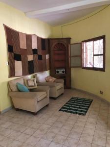 KafountineKaramba Lodge的客厅配有沙发和桌子