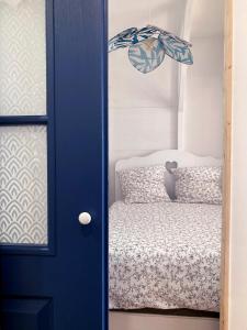 基伯龙Studio Tehani的一张蓝色的门,位于带床的房间