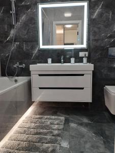 捷尔诺波尔Елітна квартира-студія .的浴室设有白色水槽和镜子