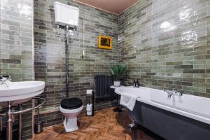 兰迪德诺Russell Court by Orenda-Luxe的带浴缸、卫生间和盥洗盆的浴室