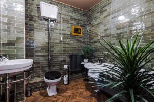 兰迪德诺Russell Court by Orenda-Luxe的浴室配有2个盥洗盆、卫生间和浴缸。