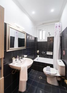 雷夫卡达镇Vicolo Appartamenti Locali by Imagine Lefkada的浴室配有盥洗盆、卫生间和浴缸。