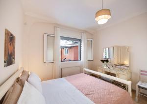 雷夫卡达镇Vicolo Appartamenti Locali by Imagine Lefkada的一间卧室设有一张床和一个窗口