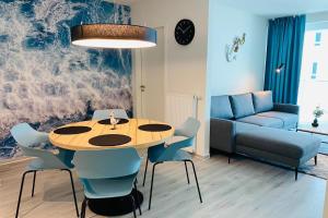 卡珀尔恩Fewo 3-13 Ostsee的一间带桌椅和沙发的用餐室