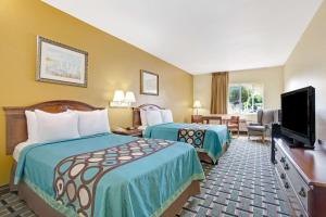 代托纳海滩代托纳比奇速8汽车旅馆的酒店客房设有两张床和一台平面电视。