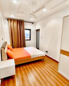 瓦加杜古RESIDENCE KARMA的一间卧室配有一张床和一张沙发
