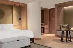 邦涛海滩普吉岛悦榕庄的一间卧室设有一张床和一间客厅。
