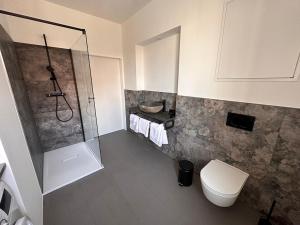 林茨Rilke Apartments的带淋浴和卫生间的浴室