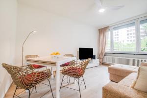 洛迦诺RELAX Camelia Apartment的客厅配有桌椅和沙发