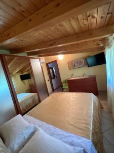 维耶特里Casa Vittoria的一间卧室设有两张床和木制天花板