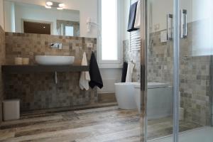 帕莱斯特里纳d'AntoMa - Guest House的一间带水槽、卫生间和淋浴的浴室