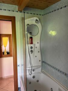 维耶特里Casa Vittoria的带淋浴的浴室