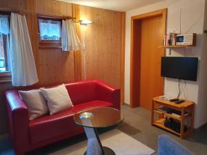 雷金根Gadä 2的客厅配有红色的沙发和桌子
