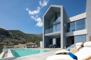 帕琉乔拉Krystallon Villas的一座带游泳池的房子的图象