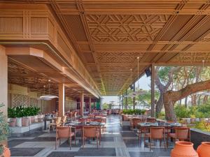 凯麦尔凯梅尔马克西皇家度假酒店的餐厅设有木制天花板和桌椅